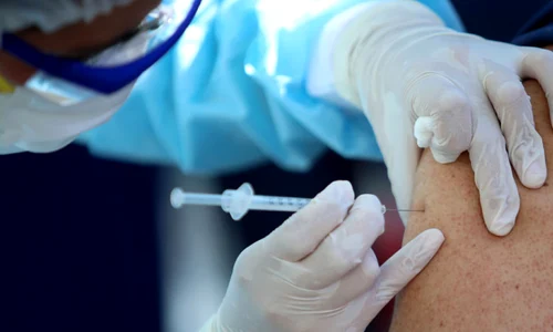 un barbat de 60 de ani s a vaccinat de 90 de ori jpg