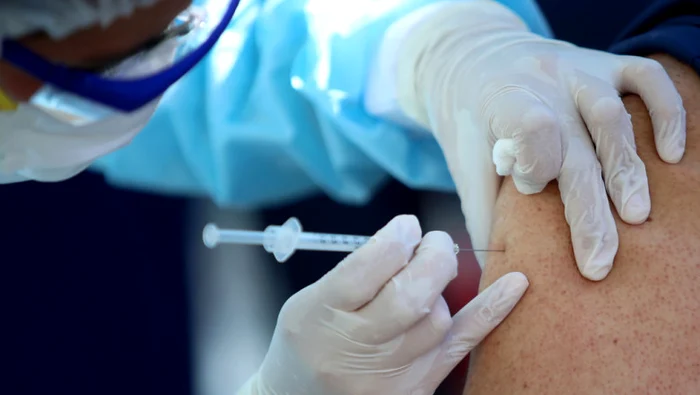 Ce s-a întâmplat cu un bărbat dupa ce s-a vaccinat de 90 de ori anti-Covid?