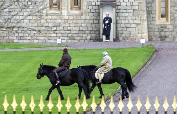 Elisabeta nu a fost lăsată singură, ci a fost însoțită de Terry Pendry, îngrijitorul grajdurilor