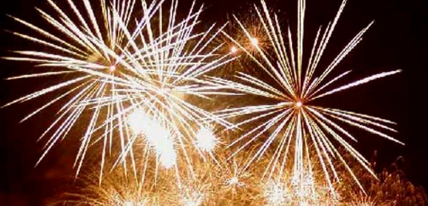 Spectacol cu lumini, lasere şi artificii, de Revelion, în Piaţa Sfatului din Braşov