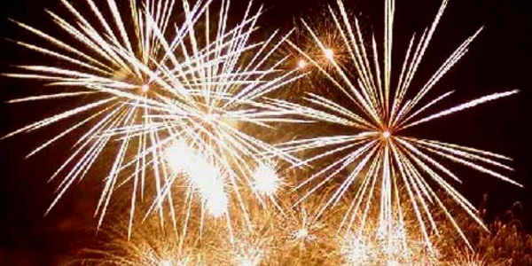 Spectacol cu lumini, lasere şi artificii, de Revelion, în Piaţa Sfatului din Braşov