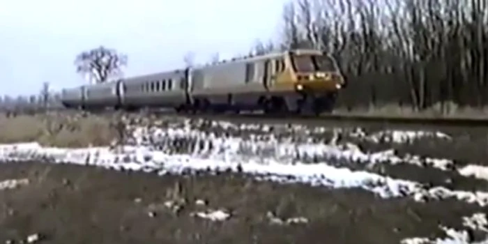 
    Trenul de călători se apropia cu viteză de cel aflat în faţă  