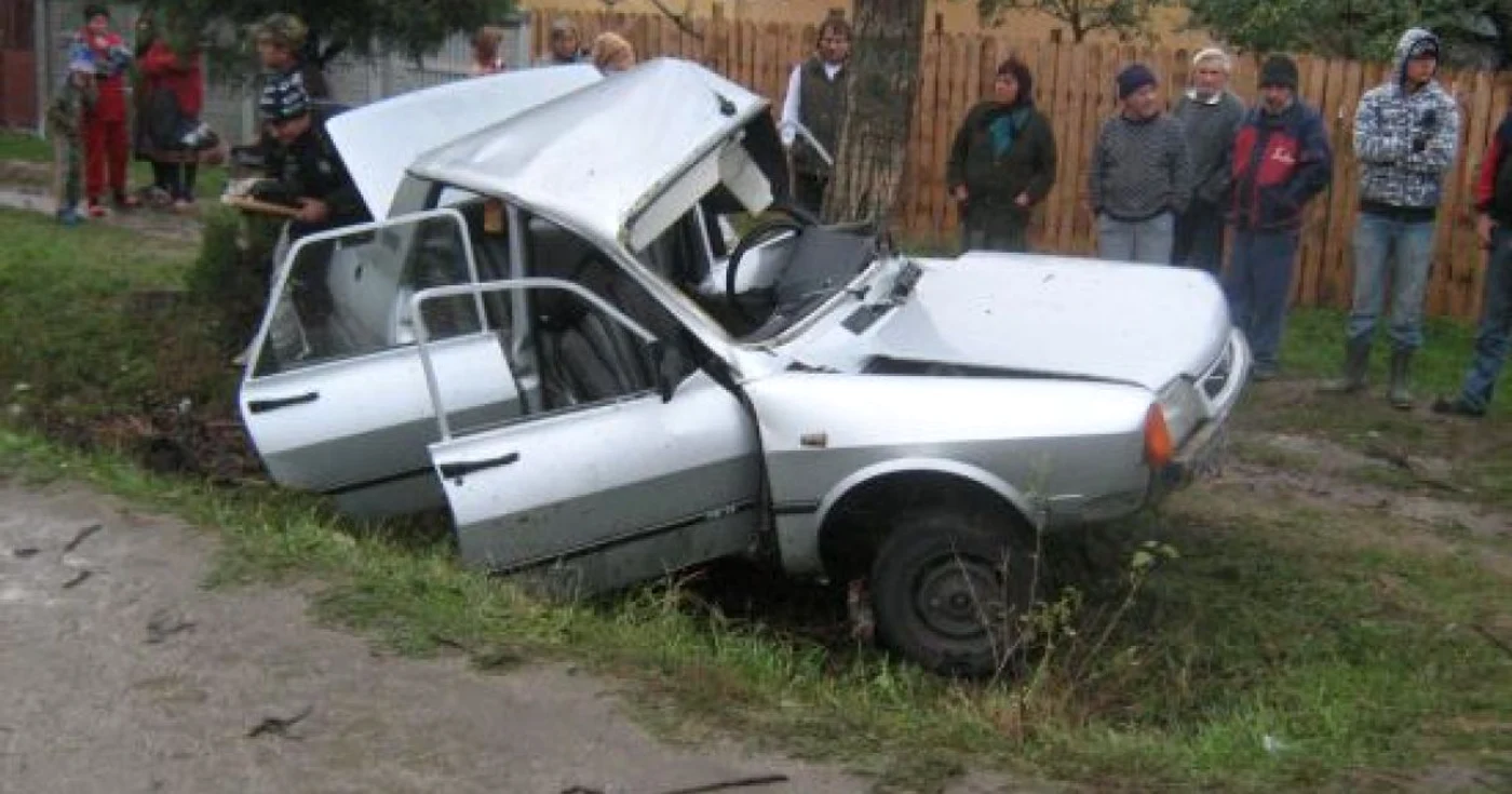 Şoferul a pierdut controlul volanului şi a intrat în gard (foto arhivă)