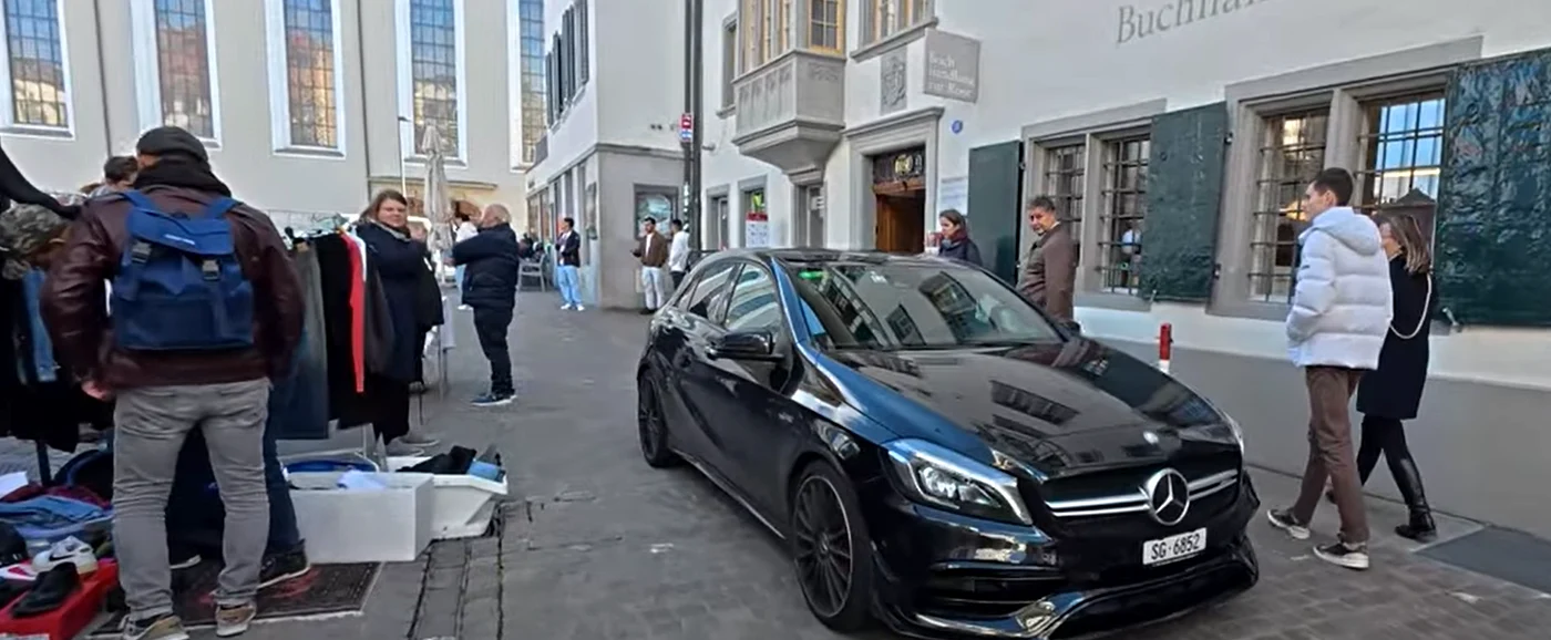 Oamenii coboară din Mercedes pentru a-și cumpăra haine second hand. FOTO: captură Cosmin Avram