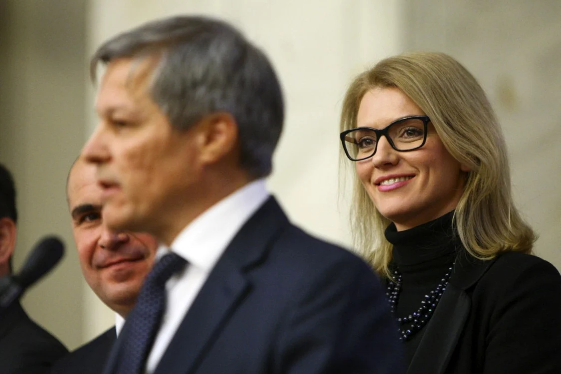Premierul Dacian Cioloş şi preşedintele PNL, Alina Gorghiu. FOTO David Muntean