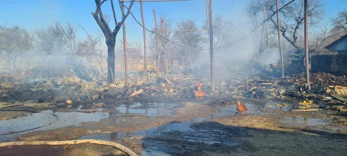 O ţigară a stat la declanşarea incendiului FOTO ISU Neamţ