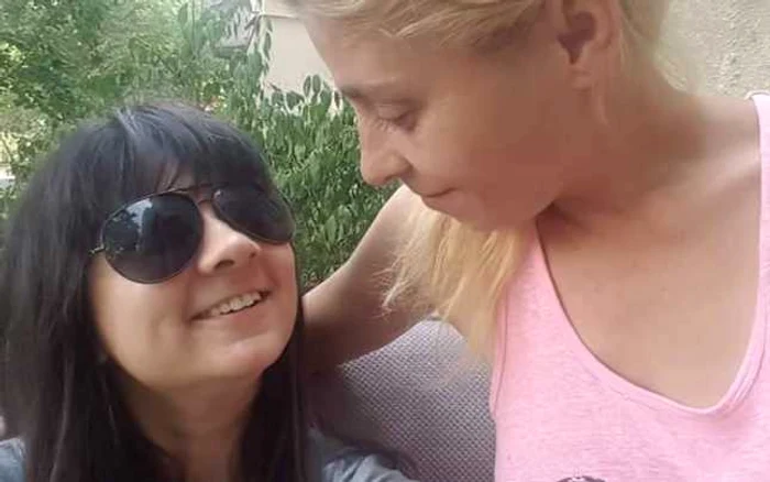 Daniela (stânga), alături de mama sa în vara anului trecut. Prima întâlnire a celor două, la 26 de ani de la adopţia din SUA FOTO Ileana Cunnife Băiescu