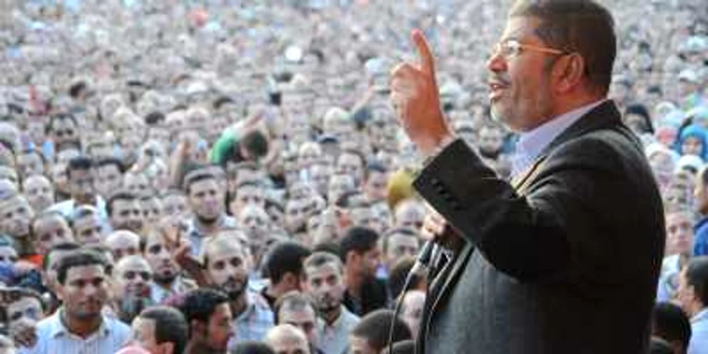 Mohamed Morsi le-a vorbit susţinătorilor săi, în faţa Palatului Prezidenţial din Cairo FOTO Reuters