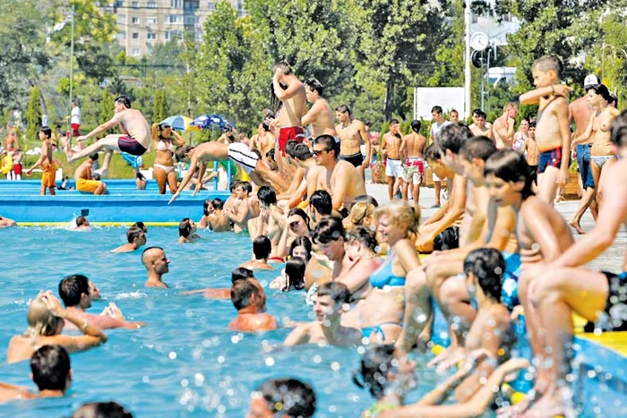 Masterchef-ul Florin Dumitrescu şi-a răsfăţat cele două fete la plajăFoto: Mihai Ionescu /Alex Muscaliu