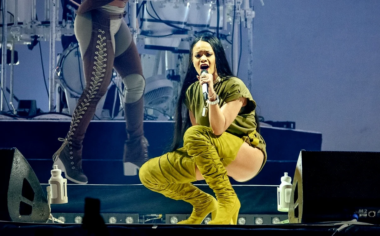 
    Rihanna și-a arătat posteriorul pe scena din PhiladelphiaFoto Facebook  