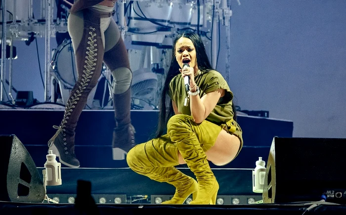 Rihanna și-a arătat posteriorul pe scena din PhiladelphiaFoto Facebook