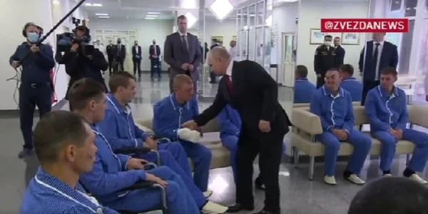 Vladimir Putin, în vizită la un spital cu militari răniţi în războiul din Ucraina  Foto Captură video Twitter jpg