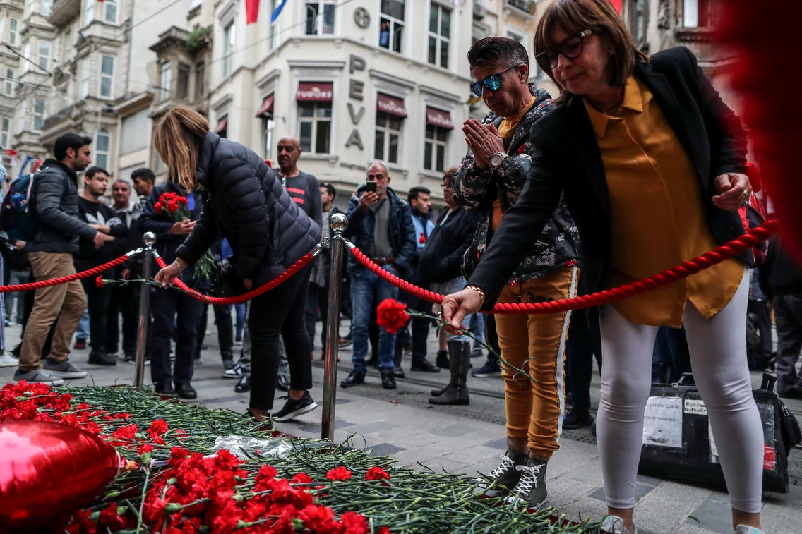 Locul atentatului terorist din Turcia a devenit loc de pelerinaj. FOTO EPA EFE