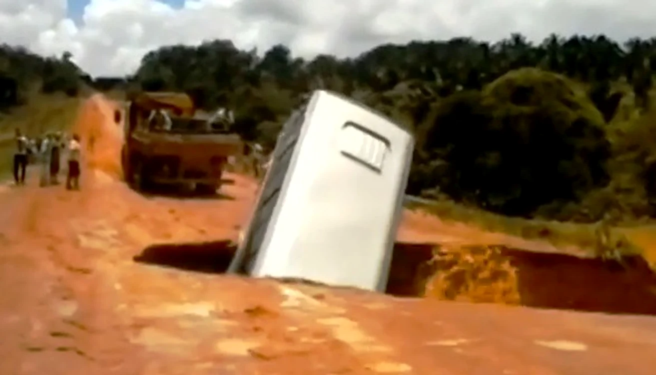 Autobuzul a fost înghițit de crater și luat apoi de viiiturăcaptură: YouTube