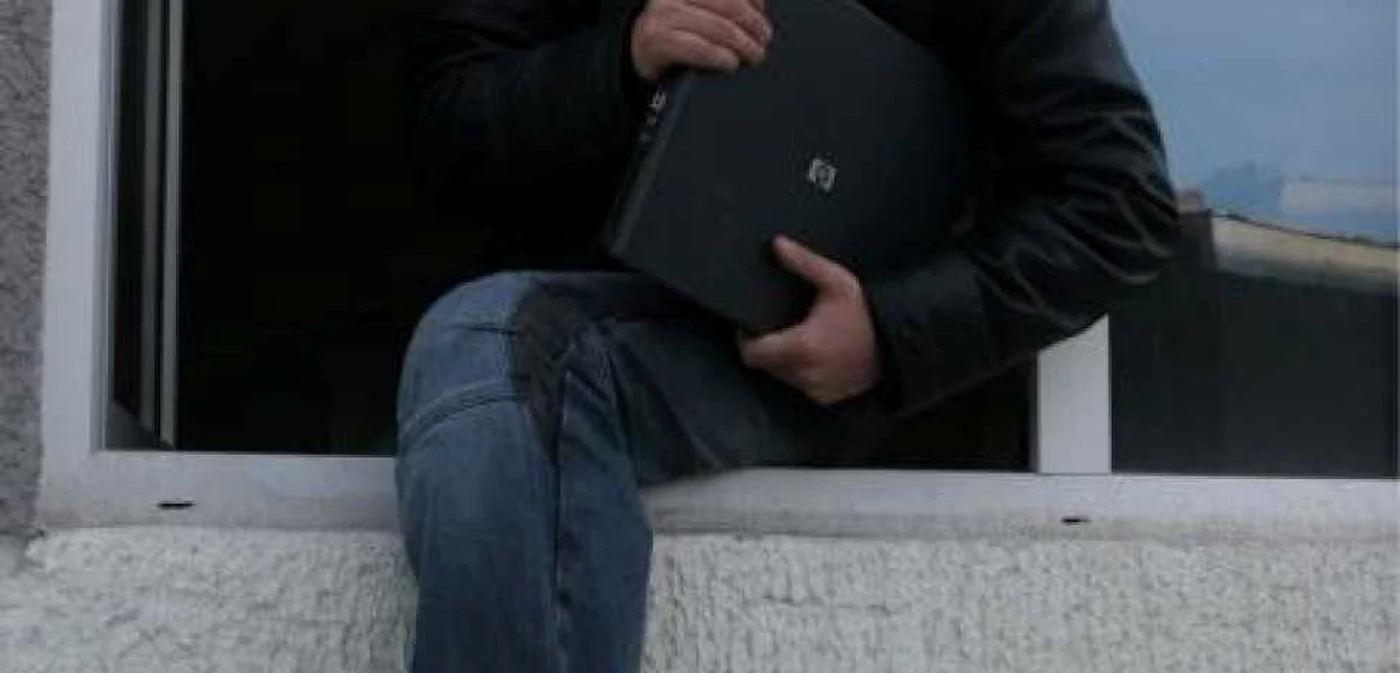 Hoţul a ieşit pe geam cu laptopul sub braţ