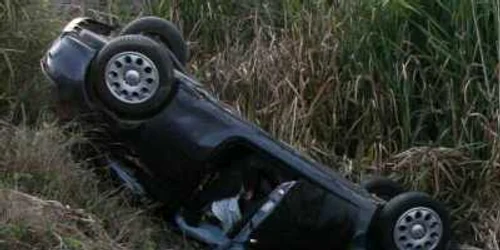 Târgovişte: A cazut în râpă după ce a condus beat şi fără permis