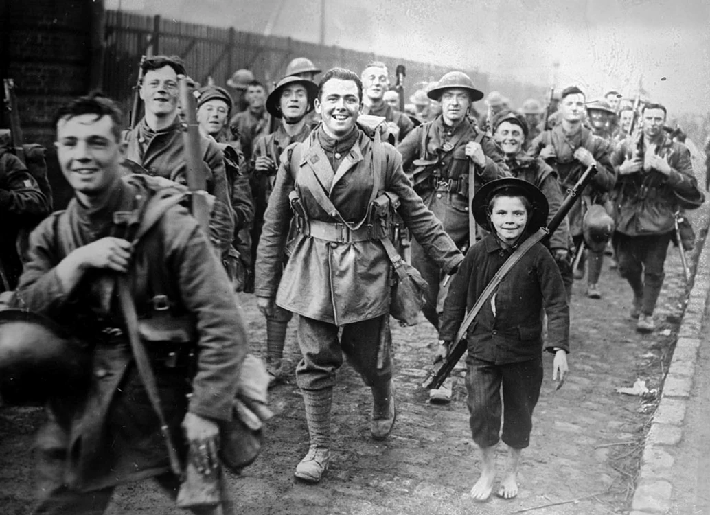 Britanicii intră în Lille,  Franţa,  în octombrie 1918,  după patru ani ocupaţie germană. La începutul verii lui 1918,  forţele Aliate au începuto serie de acţiuni de contraofensivă de succes,  rupând liniile germane şi distrugând linia de contact cu forţele austro-ungare care ofereau provizii. Pe măsură ce se apropia toamna,  sfârşitul războiului părea inevitabil.
