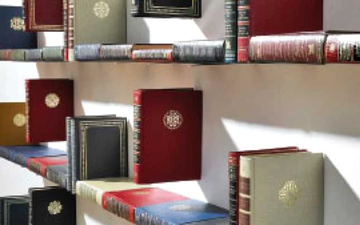 Biblioteca „theUNREAD“ ce are rafturi făcute din cărţi de colecţie, care îţi aduce aminte să mai pui mâna pe-o carte