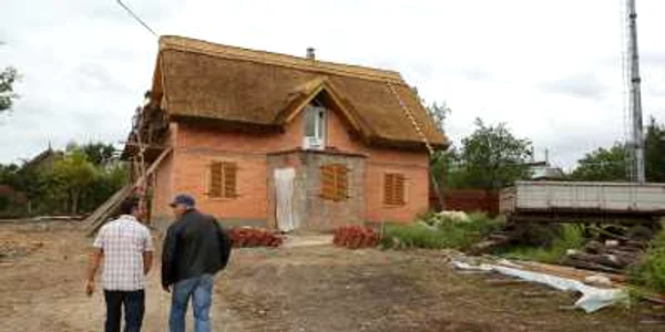 Alexei Tudorean şi-a acoperit casa cu paie, ca să-i fie cald iarna şi răcoare vara