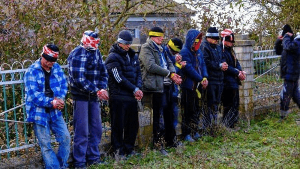 Colaboratorii rușilor din Herson, prinși de localnici, legați și bătuți FOTO