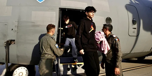 70 de români au fost evacuați din Liban cu o aeronavă a MApN FOTO Marcel Ciolacu / Facebook