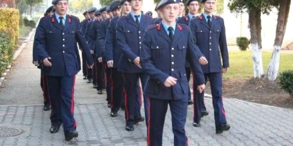 În ciuda rigorilor impuse, cariera militară îi atrage pe tineri 