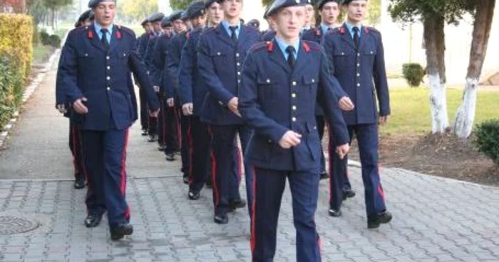 În ciuda rigorilor impuse, cariera militară îi atrage pe tineri 