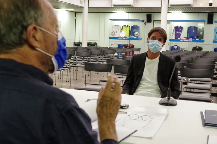 
    În timpul examenului de absolvire, Cristi Chivu a purtat mascăFoto: Credits FIGC  