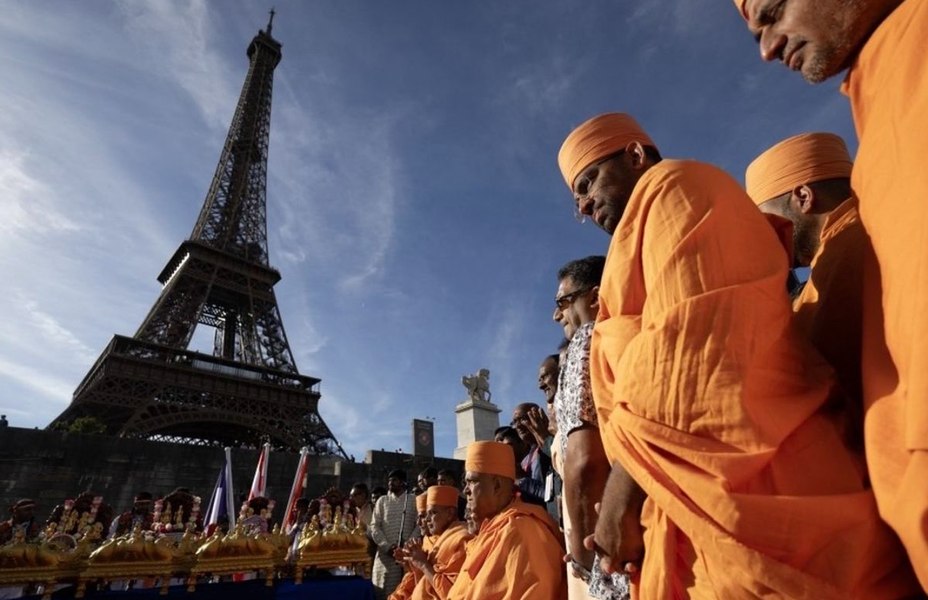 Turnul Eiffel, închis după un incident controversat. Femeile, trimise acasă pentru vizita unei delegații religioase hinduse