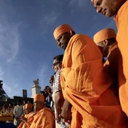 vizita a unui grup religios hindus la turnul eiffel