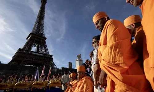 vizita a unui grup religios hindus la turnul eiffel