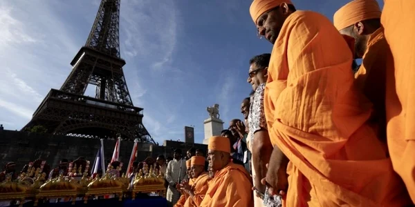 vizita a unui grup religios hindus la turnul eiffel
