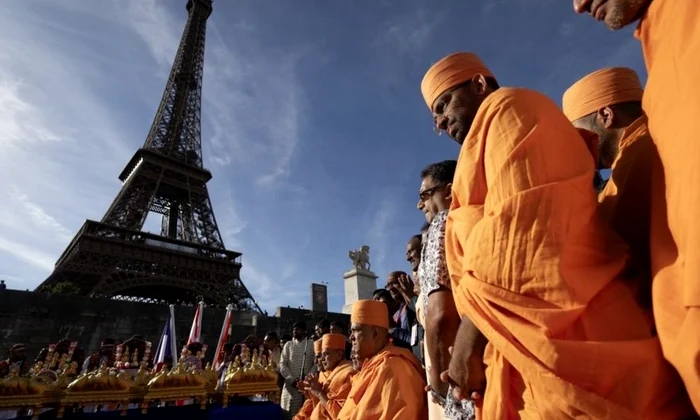 vizita a unui grup religios hindus la turnul eiffel