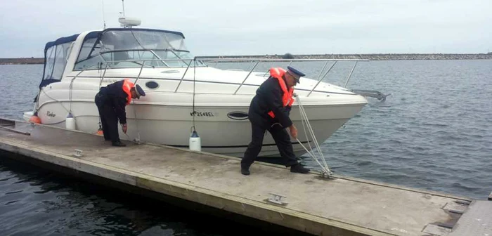 Iahtul naufragiat a fost adus la mal de Garda de Coastă FOTO Poliţia de Frontieră