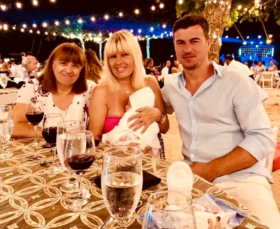 
    Elena Udrea s-a fotografiat în România, alături de iubitul ei și de fiica lorFoto Facebook  