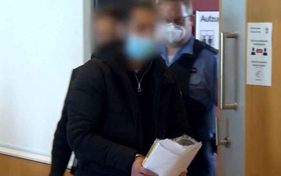 
    Ministrul a prezentat condoleanţe familiilor sublocotenenţilor (post-mortem) şi a depus coroane de flori la catafalcurile acestora  