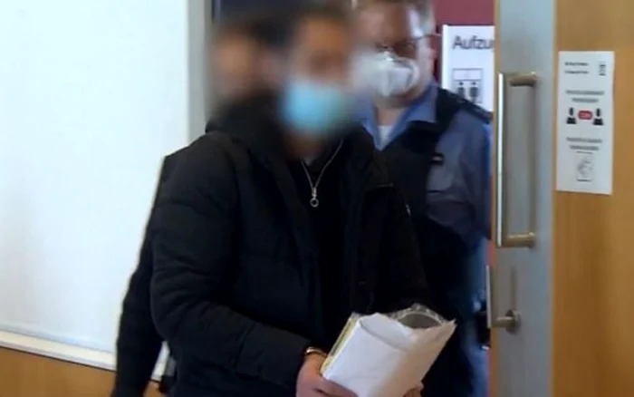 
    Ministrul a prezentat condoleanţe familiilor sublocotenenţilor (post-mortem) şi a depus coroane de flori la catafalcurile acestora  