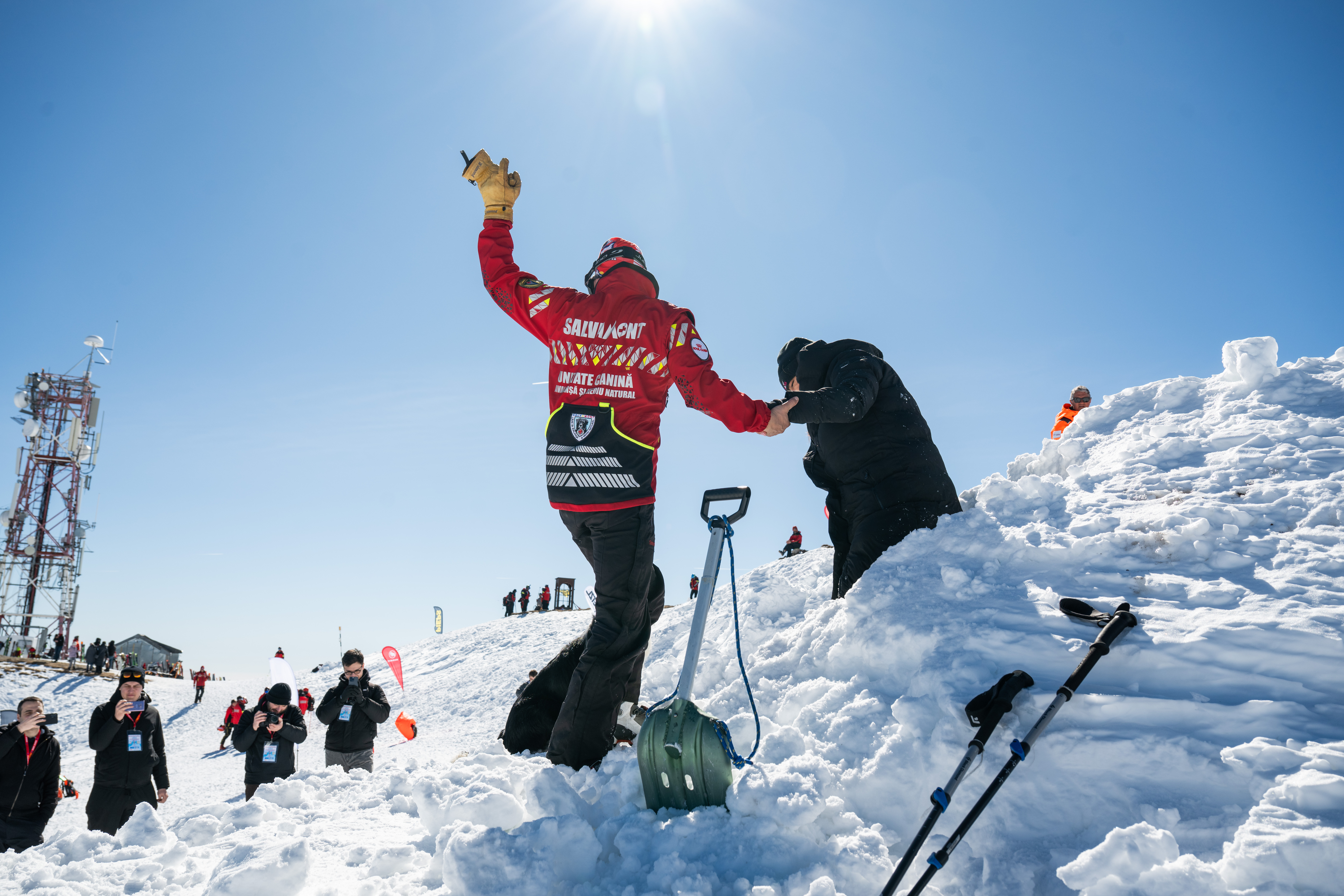 Ana, una dintre victimele avalanșei a fost salvată de Tiberiu și Kamura   Tiberiu Krizbai și câinii salvatori Kamura și Yukanna 