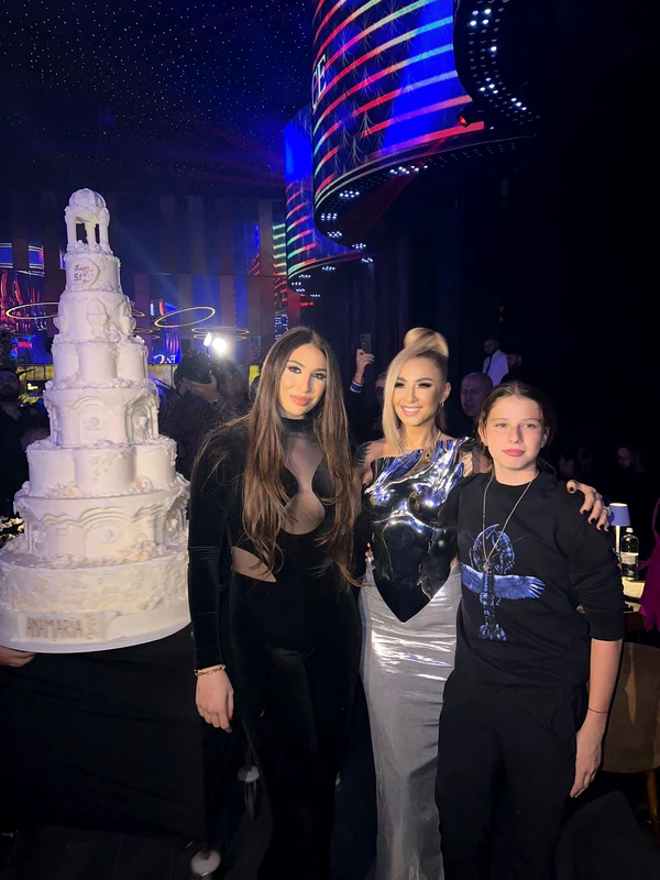 Anamaria Prodan, alături de copiii ei, Sarah și Bebeto, la 51 de ani Stirea arhiva personală 