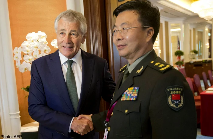 Chuck Hagel, secretarul american al apărării, şi Wang Guanzhong, adjunctul şefului statului major al Armatei Populare de Eliberare a Chinei FOTO AFP