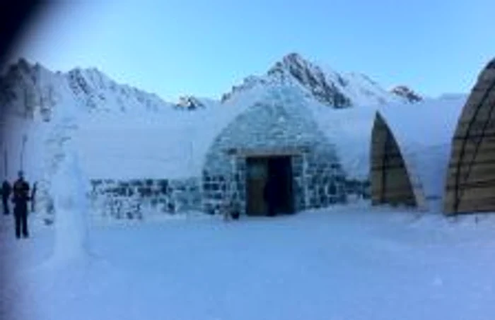 Atracţia principală în zonă este Hotelul de Gheaţă