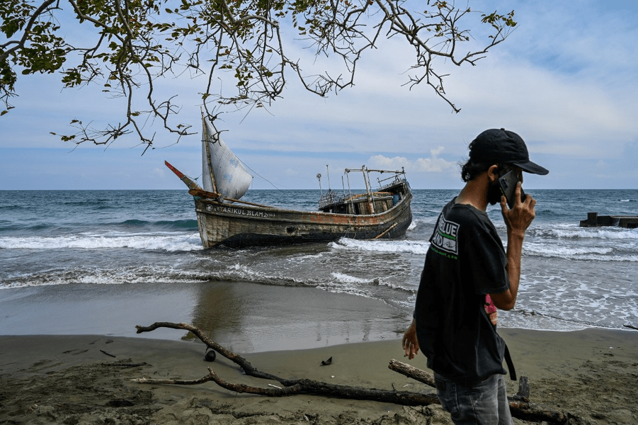 Zeci de refugiați rohingya au eșuat pe o plajă din Indonezia după o lună pe mare VIDEO
