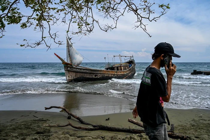 Ambarcațiunea cu care refugiații au eșuat în Indonezia Foto AFP