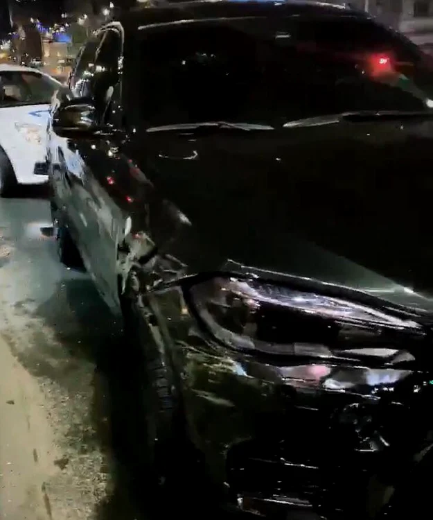 Partea din față a bolidului a fost avariată