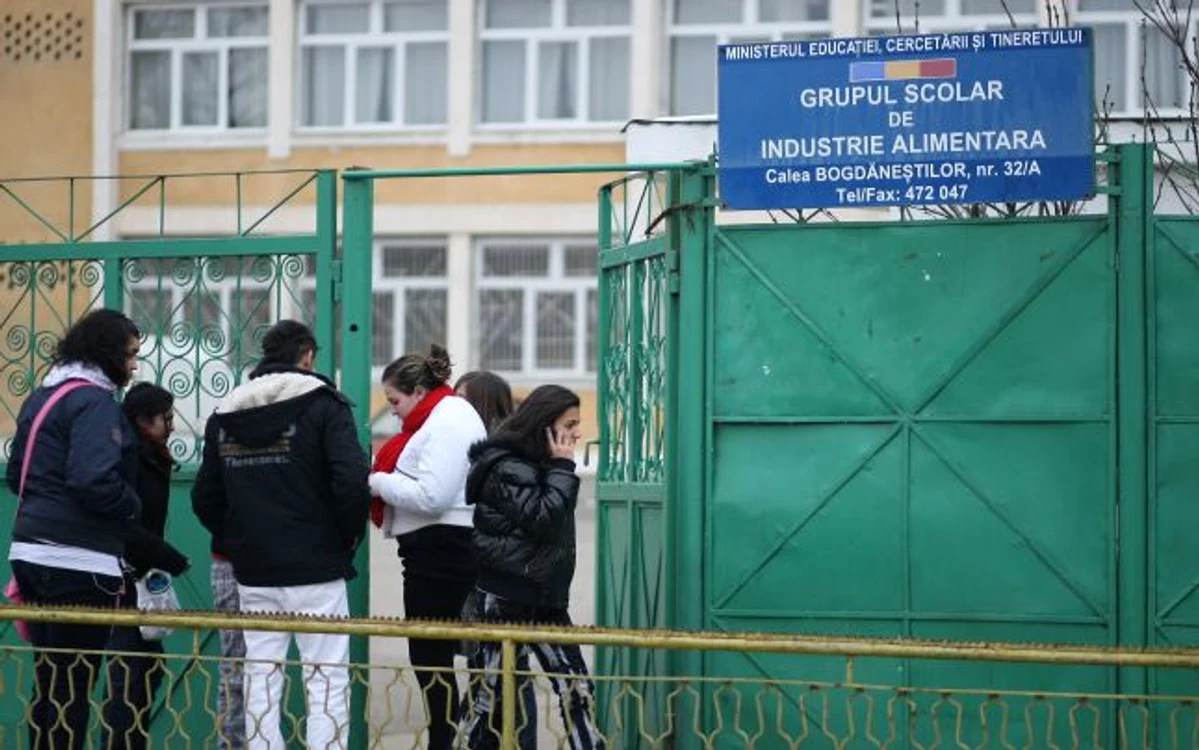 Colegii fetelor sunt de acord cu scăderea mediei la purtare decisă de direcţiune