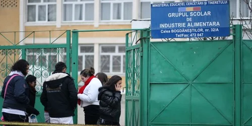 Colegii fetelor sunt de acord cu scăderea mediei la purtare decisă de direcţiune