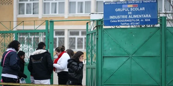 Colegii fetelor sunt de acord cu scăderea mediei la purtare decisă de direcţiune