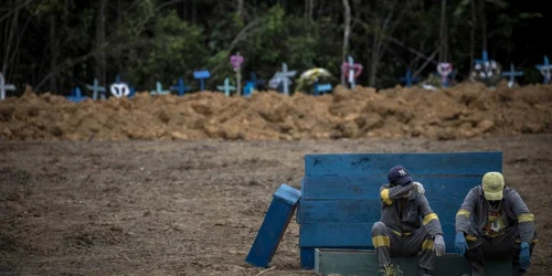 Familii participă la înmormântări în masă în gropi comune în cimitirul Nossa Senhora Aparecida din Manaus Brazilia FOTO EPA-EFE / Raphael Alves