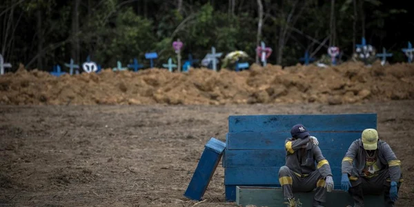 Familii participă la înmormântări în masă în gropi comune în cimitirul Nossa Senhora Aparecida din Manaus Brazilia FOTO EPA-EFE / Raphael Alves