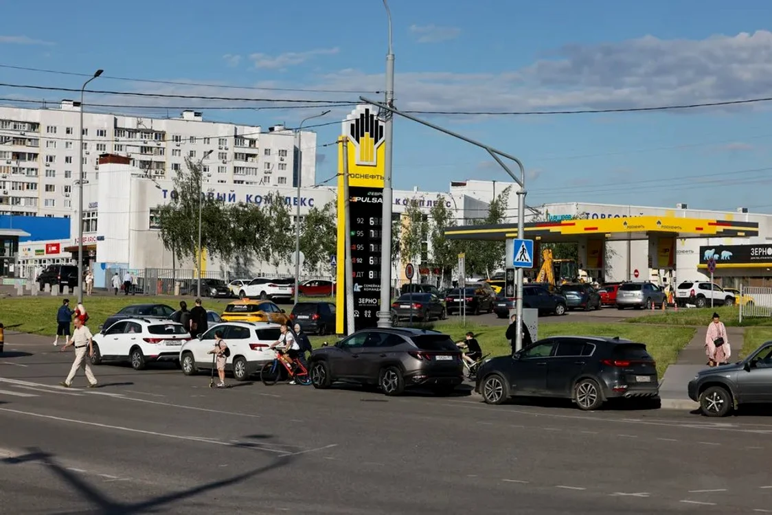 Cozi imense la benzinării, în Rusia